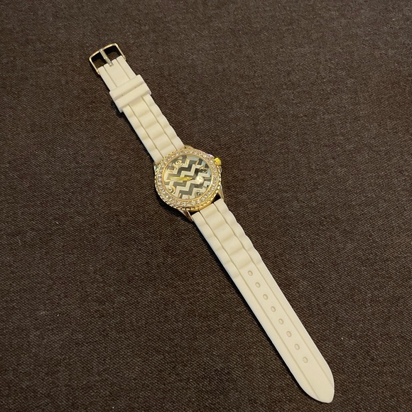Womens Watch - Picture 3 of 4
